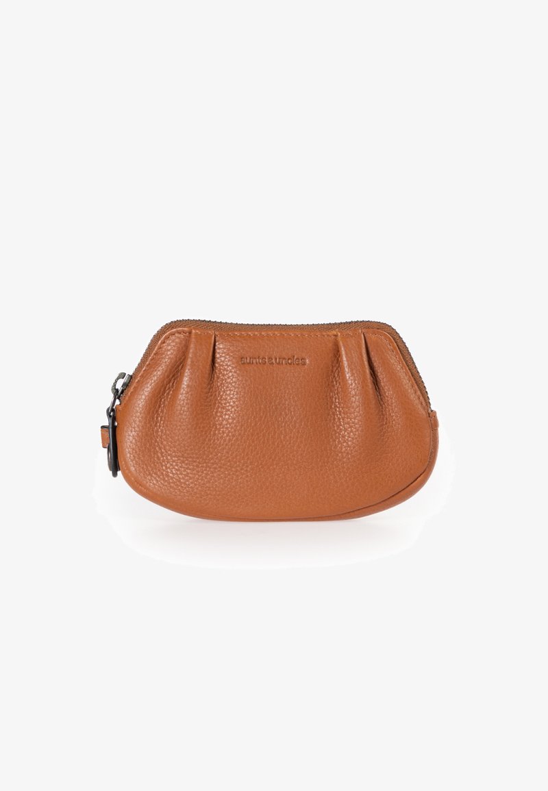 Portamonete in pelle marrone con finitura testurizzata, chiusura a zip e dettagli in design plissettato. Presenta un branding sottile sul davanti.