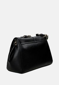 Borsa a tracolla in pelle nera con finitura testurizzata, design angolato e dettagli in catena sulla maniglia, dotata di chiusura con zip nella parte superiore.