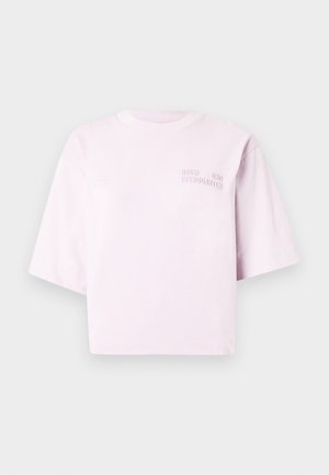 Light pink cropped T-shirt made of cotton. Features short sleeves and a crew neckline. Embroidered text accents on the left chest area.