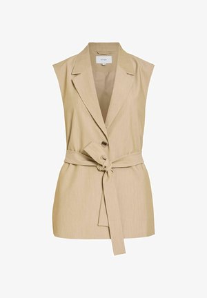 Veste sans manches beige style blazer avec revers, fermeture à un bouton et ceinture assortie en tissu nouée à la taille.