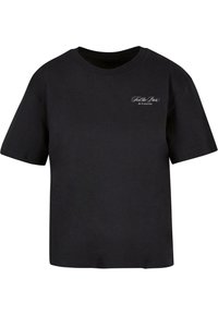 Zwarte T-shirt met korte mouwen van katoen, met een ronde hals en een witte scriptgrafiek op de linkerborst met de tekst "Feel the Pain do it anyway."