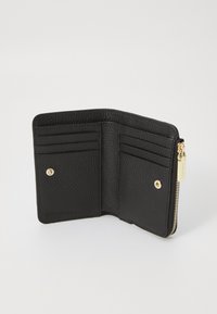 Portafoglio in pelle nera con una finitura testurizzata. Presenta quattro scomparti per carte, un compartimento con zip e una chiusura a scatto dorata.