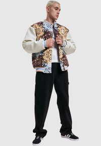 Karl Kani OG BLOCK PAISLEYCOLLEGE - Bomber tipa jaka - light blue multicolor