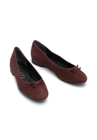 Ballerines en daim bordeaux avec un bout rond, un talon plat et un nœud décoratif à l'avant. Doublure intérieure lisse et design minimaliste.
