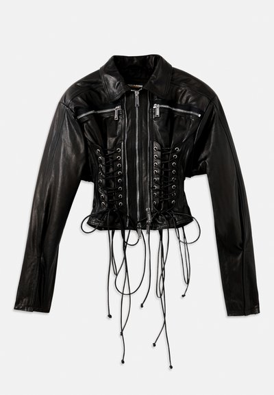 Schwarze cropped Lederjacke mit Reißverschluss vorne, Schnürung an den Seiten und langen Ärmeln. Mit herabhängenden Kordeln und silbernen Hardware-Details.