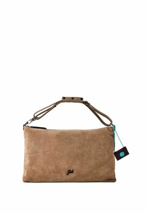 Borsa rettangolare in camoscio marrone chiaro con doppio manico corto, chiusura con cerniera nera, piccolo logo nero e targhetta scura pendente con cordoncino turchese.