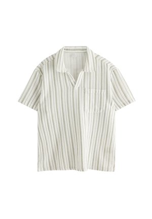 Kortærmet, hvid V-hals skjorte med grønne lodrette striber og en brystlomme på venstre side.