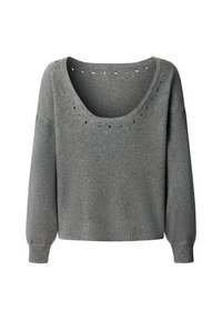 Pelēks adīts džemperis ar plašu izgriezumu un dekoratīvām sudraba acīm ap apkakli. Tam ir kritušie pleci un garas piedurknes.