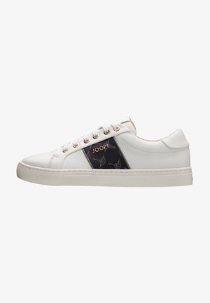 Zapatillas blancas de cuero con un panel de textil negro con patrón, ojales dorados y una suela de goma texturizada blanca. Logotipo de la marca mostrado de manera prominente.