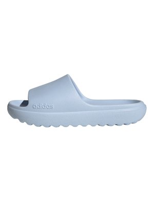 Sandalo slide Adidas azzurro chiaro con suola texturizzata e punta aperta, con il logo del marchio impresso sulla fascia laterale.