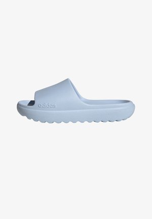 Sandalo slide Adidas azzurro chiaro con suola texturizzata e punta aperta, con il logo del marchio impresso sulla fascia laterale.