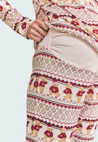 Loungewear sæt med teddy-bjørn mønster, der har ribbet tekstur, varme pastelfarver med akcenter i rød og grøn, hyggelig pasform med lommer.