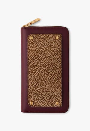 Portefeuille rectangulaire zippé avec bords en cuir bordeaux et un panneau texturé brun clair à motifs maintenu par quatre clous dorés.