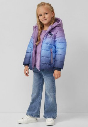 Padded jacket w kolorze gradientu od fioletowego do niebieskiego, z zapięciem na zamek i kapturem. Połączony z dżinsami z szerokimi nogawkami i białymi sneakersami.