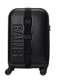 Svart koffert med teksturert gummimateriale, preget "RAINS"-logo, sikker stropp og fire rullende hjul for mobilitet.