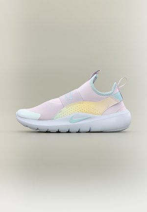 Ανοιχτό ροζ sneaker που φοριέται χωρίς κορδόνια με κίτρινες και μέντα λεπτομέρειες, λευκή σόλα και θηλιές, εμφανίζεται σε προφίλ πλευράς σε ουδέτερο φόντο.