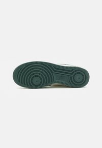 Nike Sportswear AIR FORCE 1 07 LV8 - Sapatilhas - black/vintage green