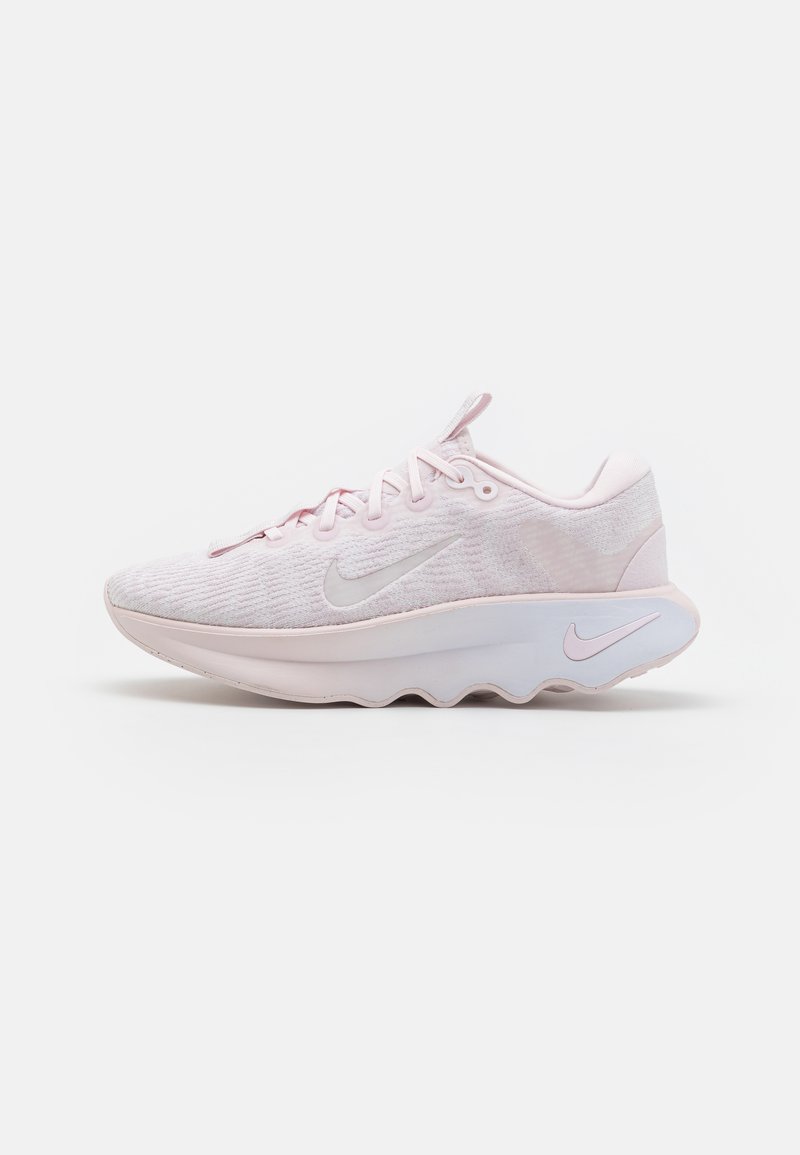 Nike Performance - MOTIVA - Teniși de mers sportiv - pearl pink/white, Extindeți