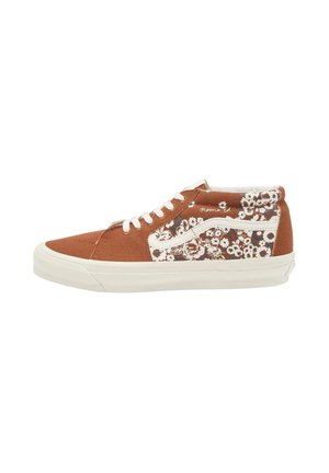 Sneaker alte marroni in tela, con motivi floreali bianchi e suola in gomma bianca. Lacci e colletto imbottito completano il design.