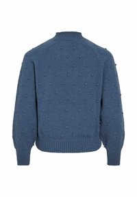 Niebieski sweter dzianinowy z teksturowanym wzorem wypukłych kropek, ściągaczami na rękawach i dolnej krawędzi oraz okrągłym dekoltem, zaprojektowany w luźnym fasonie.