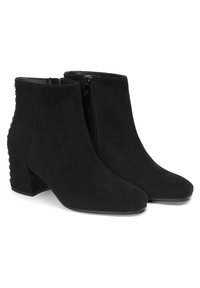 Stivaletti neri in suede con tacco corto e squadrato. Chiusura con zip laterale e dettagli testurizzati lungo il tacco. Punta arrotondata.