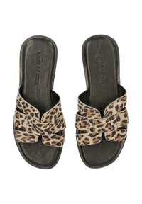 Luipaardprint slipper sandalen met een kruisontwerp, gemaakt van zacht materiaal, met een zwarte gladde zool en een ronde neusvorm.
