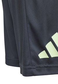 adidas Performance LOGO UNISEX - Pantalón corto de deporte - carbon/semi green spark