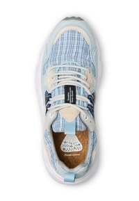 Zapatilla de deporte azul claro con parte superior de tela texturizada, acentos de ante gris, entresuela blanca y plantilla de corcho con patrón floral.