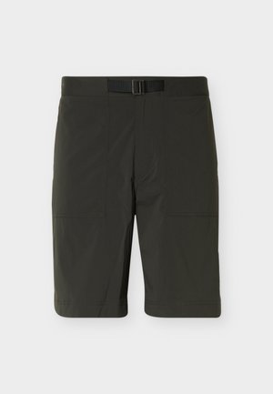 Pantaloni scurți de culoare verde închis, până la genunchi, cu buzunare aplicate în față și curea neagră reglabilă integrată, pe un fundal simplu.