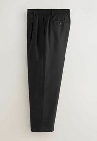 Pantalon formel noir avec des plis, des passants de ceinture et une poche arrière boutonnée, présenté à plat sur un fond clair.
