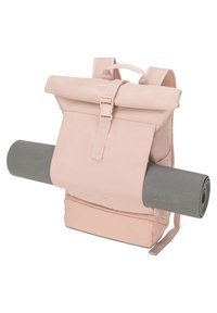 Rullande ryggsäck i mjuk rosa tyg med vikbar topp, justerbar rem och en grå yogamatta fäst på framsidan.