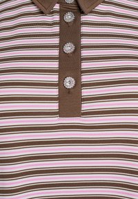 Polo shirt rayé brun avec des bandes horizontales en rose, blanc et brun. Il a un col et quatre accents de boutons décoratifs.