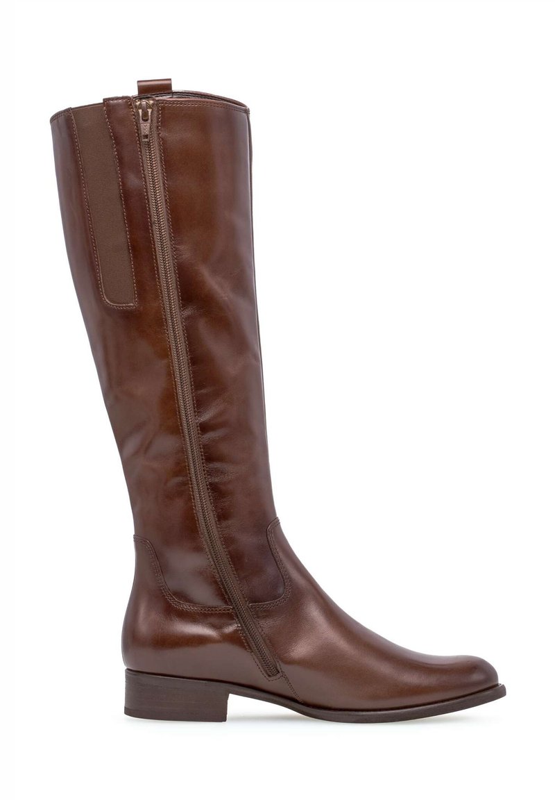 Botte en cuir marron jusqu'au genou avec une fermeture éclair sur le côté, un panneau élastique et un bout légèrement arrondi. Elle présente un petit talon empilé et une finition lisse.