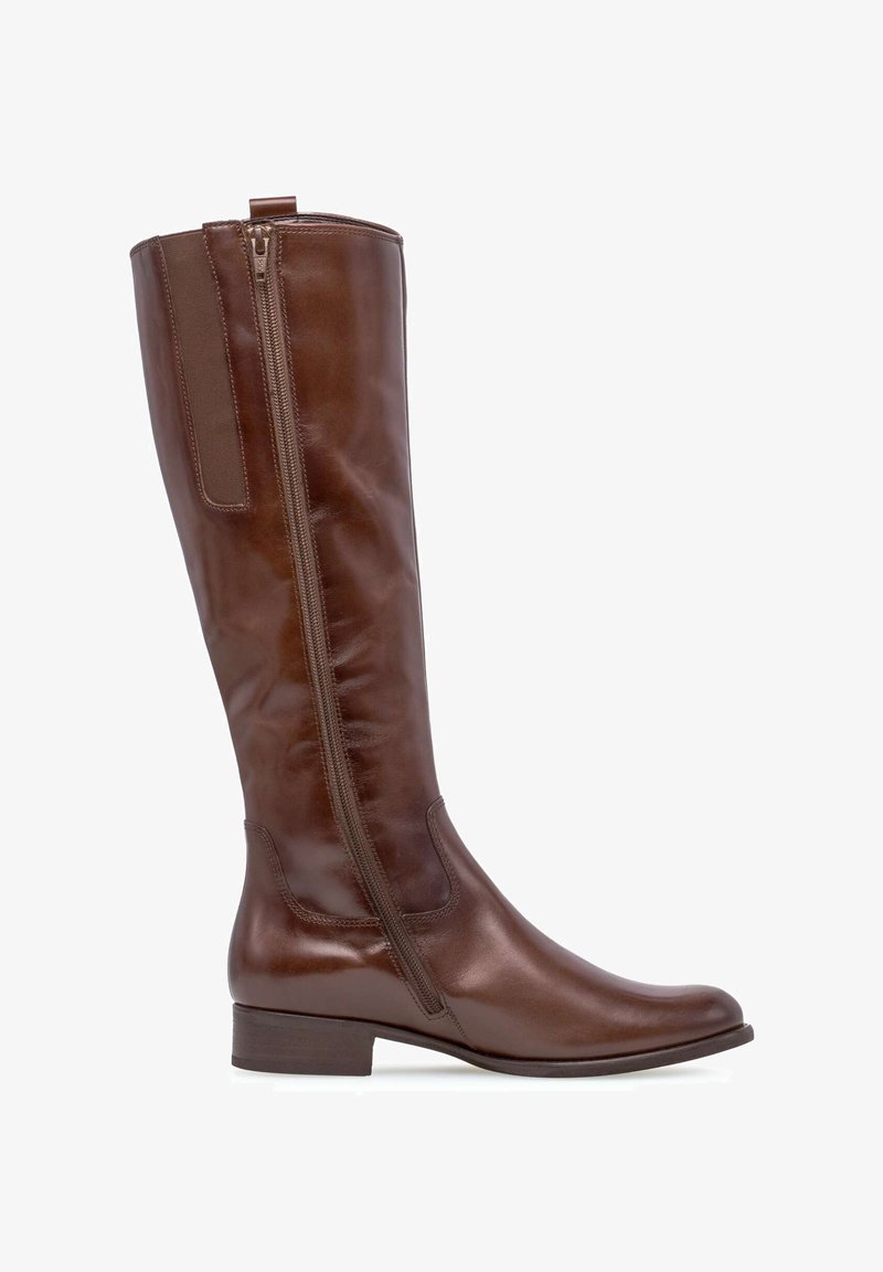 Botte en cuir marron jusqu'au genou avec une fermeture éclair sur le côté, un panneau élastique et un bout légèrement arrondi. Elle présente un petit talon empilé et une finition lisse.