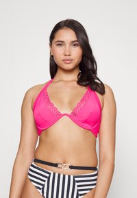 Top de bikini rosa com um design de borda scalloped e detalhes recortados, apresentando alças halter e uma estrutura de suporte.