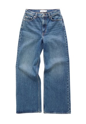 Jean droit en denim bleu à taille haute, avec bouton et fermeture éclair à l'avant, et design à cinq poches sur fond blanc.