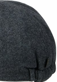 Ciemnoszara czapka z teksturowanej tkaniny, o zaokrąglonym kształcie z marszczonym akcentem z tyłu, z małą metką z boku.