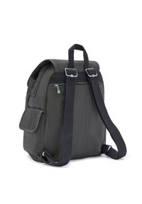 Sac à dos en tissu gris foncé texturé avec des bretelles noires réglables, doté d'une fermeture à glissière et d'une poche latérale avec rabat.