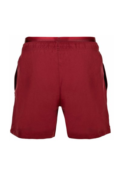 Bañador corto para hombre de color granate con cintura elástica y bolsillos laterales, mostrado desde atrás sobre un fondo blanco.