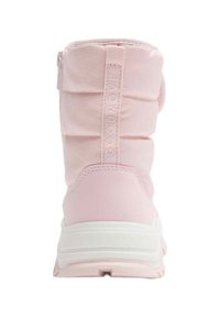 Roze gewatteerde enkelboot met textuurstof en witte zool. Heeft een ritssluiting aan de achterkant en "Good Move" branding op de hieltab.