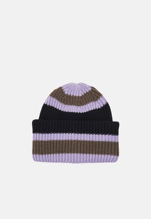 Gorro de malha com riscas horizontais em preto, castanho e lavanda. Textura suave com punho virado para cima e topo arredondado.