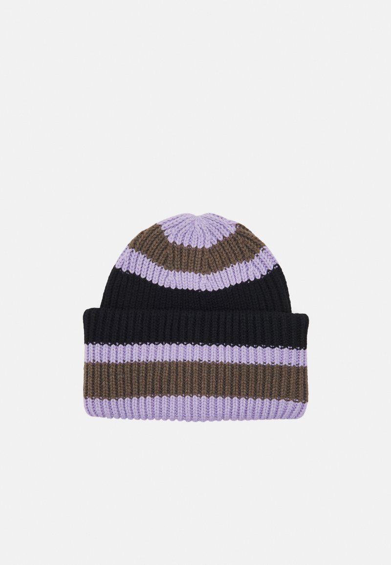 Gorro de malha com riscas horizontais em preto, castanho e lavanda. Textura suave com punho virado para cima e topo arredondado.