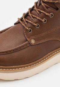 Jack & Jones JFWARCHWAY BOOT - Stivaletti stringati - cognac