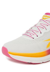 Biele bežecké tenisky Reebok s ružovými šnúrkami, ružovým špičkou podrážky, žltým logom a detailom na strednej podrážke s žltým a oranžovým gradientom.