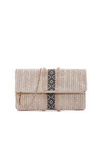Clutch de paja entrelazada con un patrón geométrico en beige y negro, con detalles de flecos y una cadena dorada. Cierre con cremallera en la parte superior.
