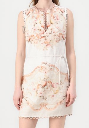 Ärmelloses weißes Kleid mit wellenförmigen Kanten und zarten rosa Blumenmustern, mit V-Ausschnitt und dünnem Bindegürtel in der Taille.