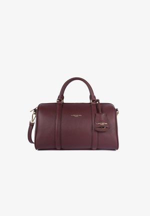 Sac à main en cuir bordeaux avec un design structuré, double poignées, une bandoulière détachable et des finitions dorées. Caractéristiques d'un logo et d'un détail d'étiquette.