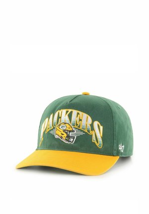 Grün-gelbe Baseballkappe mit dem Schriftzug „PACKERS“ und einem gelben Footballhelm-Logo, das auf das Vorderpanel gestickt ist.