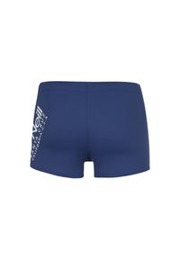 Námornícky modré plavky vyrobené z elastického materiálu, s elegantným dizajnom. Obsahuje biely potlačený text na ľavej strane.