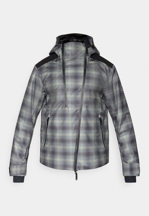 Chaqueta impermeable con un patrón de cuadros en gris y verde, acentos negros en los hombros, capucha ajustable y dos bolsillos laterales con cremallera.